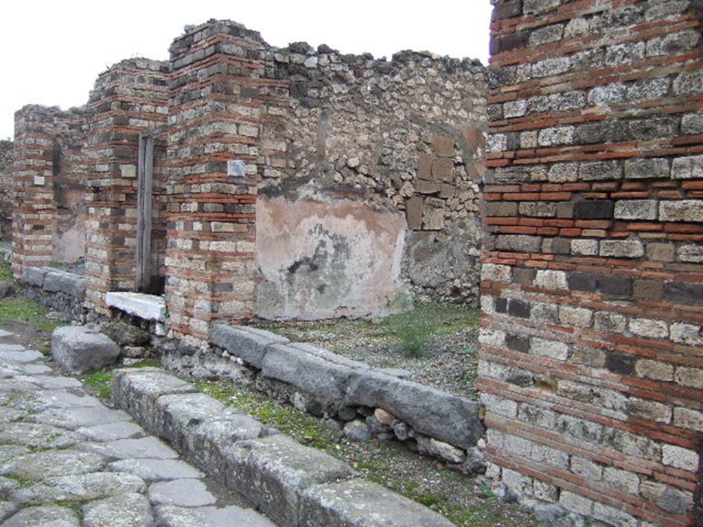 VII 10 4 Pompeii December 2005 Entrance Doorway Looking North Along